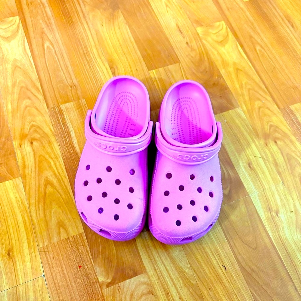 Pretty pink crocs!